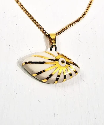 Χειροποίητο κεραμικό κολιέ με σχέδιο ήλιο με χρυσό σμάλτο και αλυσίδα από ανοξείδωτο ατσάλι σε χρυσό χρώμα. Mήκος 21εκ.