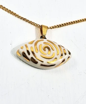 Χειροποίητο κεραμικό κολιέ με σχέδιο λαβύρινθο με χρυσό σμάλτο και αλυσίδα από ανοξείδωτο ατσάλι σε χρυσό χρώμα. Mήκος 21εκ.