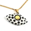 Χειροποίητο κεραμικό κολιέ σε άσπρο μαύρο με χρυσό σμάλτο και αλυσίδα από ανοξείδωτο ατσάλι σε χρυσό χρώμα. Mήκος 21εκ.