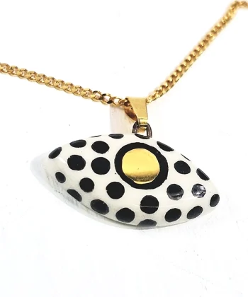 Χειροποίητο κεραμικό κολιέ σε άσπρο μαύρο με χρυσό σμάλτο και αλυσίδα από ανοξείδωτο ατσάλι σε χρυσό χρώμα. Mήκος 21εκ.
