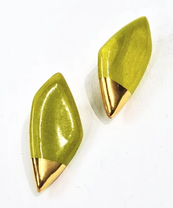 Χειροποίητα κεραμικά σκουλαρίκια σε σχήμα ρόμβο με λάιμ χρώμα και χρυσό σμάλτο. Κούμπωμα από επιχρυσωμένο ασήμι 925.