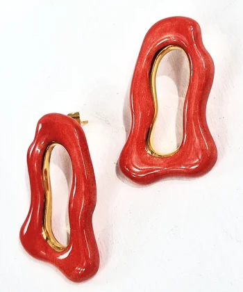 Χειροποίητα κεραμικά σκουλαρίκια σε ασύμμετρο σχήμα με κοραλλί χρώμα και χρυσό σμάλτο. Κούμπωμα από επιχρυσωμένο ασήμι 925.