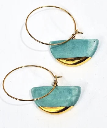 Χειροποίητα κεραμικά σκουλαρίκια ημικύκλια με μεγάλο κρίκο σε τυρκουάζ χρώμα και χρυσό σμάλτο.