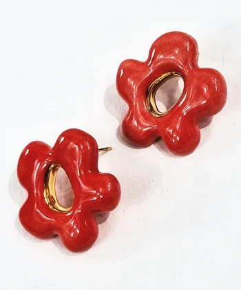 Χειροποίητα κεραμικά σκουλαρίκια σε σχήμα μαργαρίτα με κοραλλί χρώμα και χρυσό σμάλτο. Κούμπωμα από επιχρυσωμένο ασήμι 925.