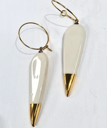 Χειροποίητα κεραμικά σκουλαρίκια σε σχήμα δάκρυ με λευκό χρώμα και χρυσό σμάλτο. Κούμπωμα από επιχρυσωμένο ασήμι 925.