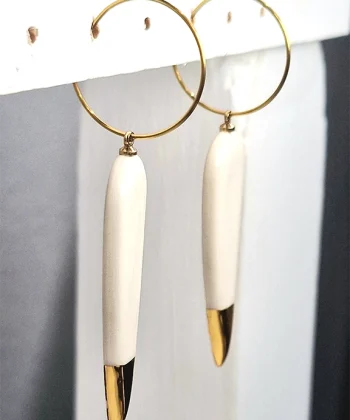Χειροποίητα κεραμικά σκουλαρίκια σε σχήμα δάκρυ με λευκό χρώμα και χρυσό σμάλτο. Κούμπωμα από επιχρυσωμένο ασήμι 925.