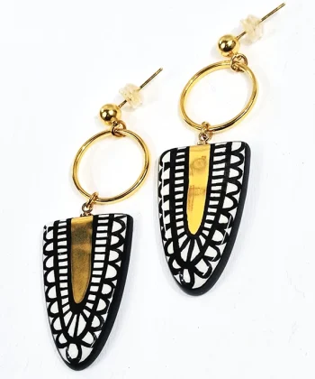 Χειροποίητα κεραμικά σκουλαρίκια με κρίκο σε ασπρόμαυρο χρώμα και χρυσό σμάλτο. Κούμπωμα από επιχρυσωμένο ασήμι 925.