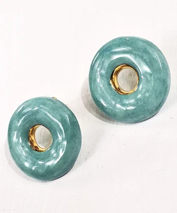 Χειροποίητα κεραμικά σκουλαρίκια σε σχήμα κύκλο με τυρκουάζ χρώμα και χρυσό σμάλτο. Κούμπωμα από επιχρυσωμένο ασήμι 925.