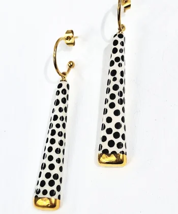Χειροποίητα κεραμικά σκουλαρίκια σε τριγωνικό σχήμα και ασπρόμαυρο πουά χρώμα με χρυσό σμάλτο. Κούμπωμα από επιχρυσωμένο ασήμι 925
