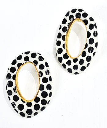 Χειροποίητα κεραμικά σκουλαρίκια σε οβάλ σχήμα με ασπρόμαυρο πουά χρώμα και χρυσό σμάλτο. Κούμπωμα από επιχρυσωμένο ασήμι 925.