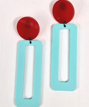 Χειροποίητα σκουλαρίκια ορθογώνιο σε κόκκινο και γαλάζιο χρώμα από plexi glass. Διαστασεις 9x2,5εκ.