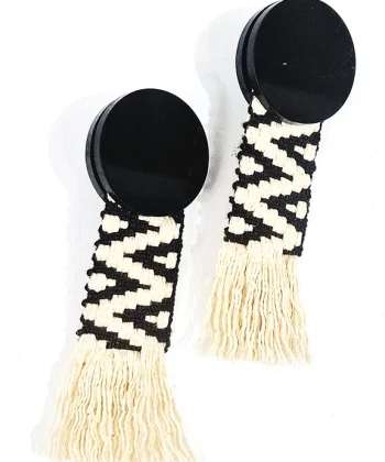 Χειροποίητα σκουλαρίκια fringe σε μαύρο χρώμα από plexi glass με ασπρόμαυρη υφαντή κορδέλα. Διαστασεις 8,5x3εκ.
