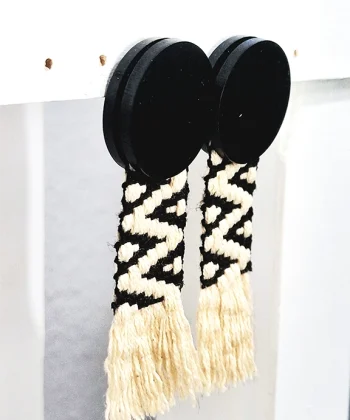 Alternative view of Σκουλαρίκια fringe μαύρο plexi glass