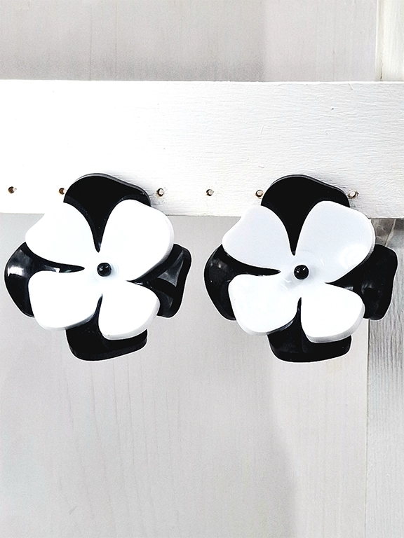 Σκουλαρίκια λουλούδι 3D ασπρο μαύρο plexi glass - Image 4