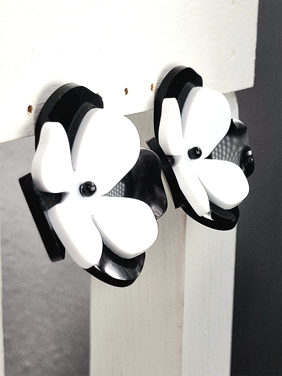 Σκουλαρίκια λουλούδι 3D ασπρο μαύρο plexi glass - Image 3