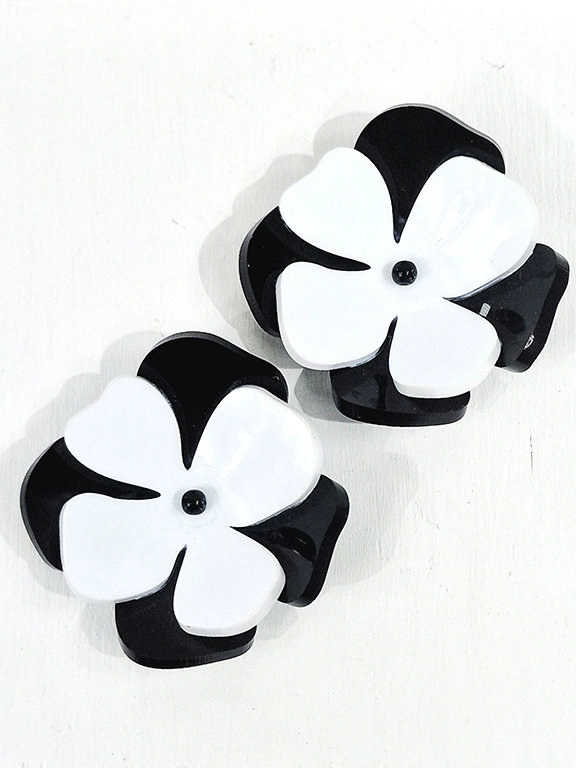 Χειροποίητα σκουλαρίκια λουλούδι 3D σε ασπρόμαυρο χρώμα από plexi glass. Διαστασεις 6,4x4,8εκ.