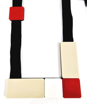 Χειροποίητο κολιέ tetris σε άσπρο, μπεζ και κόκκινο χρώμα από plexi glass με μαύρο ιμάντα. Μήκος 48εκ.
