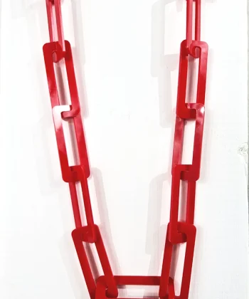 Χειροποίητο κολιέ αλυσίδα με αποσπώμενα ορθογώνια κομμάτια σε κόκκινο χρώμα από plexi glass. Μήκος 96εκ.