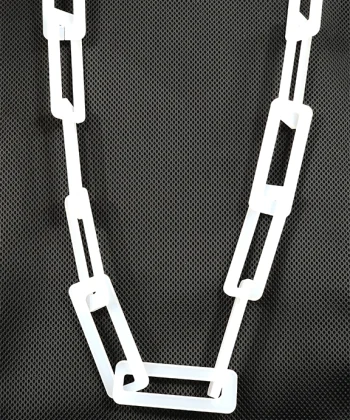 Χειροποίητο κολιέ αλυσίδα με αποσπώμενα ορθογώνια κομμάτια σε άσπρο χρώμα από plexi glass. Μήκος 96εκ.