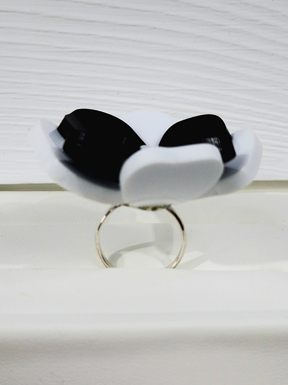 Δαχτυλίδι λουλούδι 3D άσπρο μάυρο plexi glass - Image 5