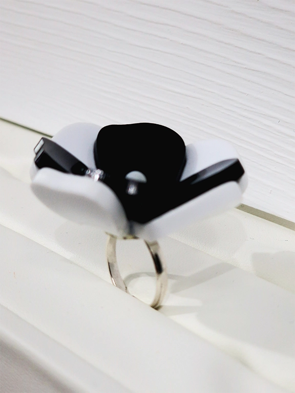 Δαχτυλίδι λουλούδι 3D άσπρο μάυρο plexi glass - Image 3