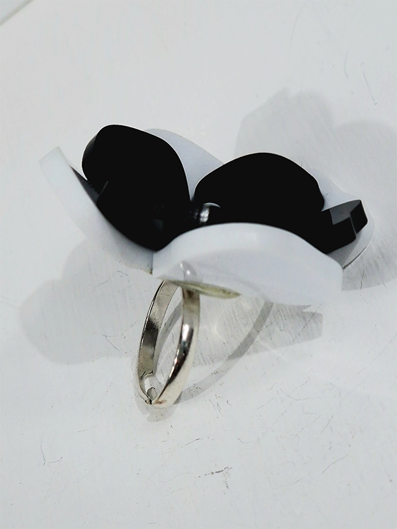 Δαχτυλίδι λουλούδι 3D άσπρο μάυρο plexi glass - Image 4