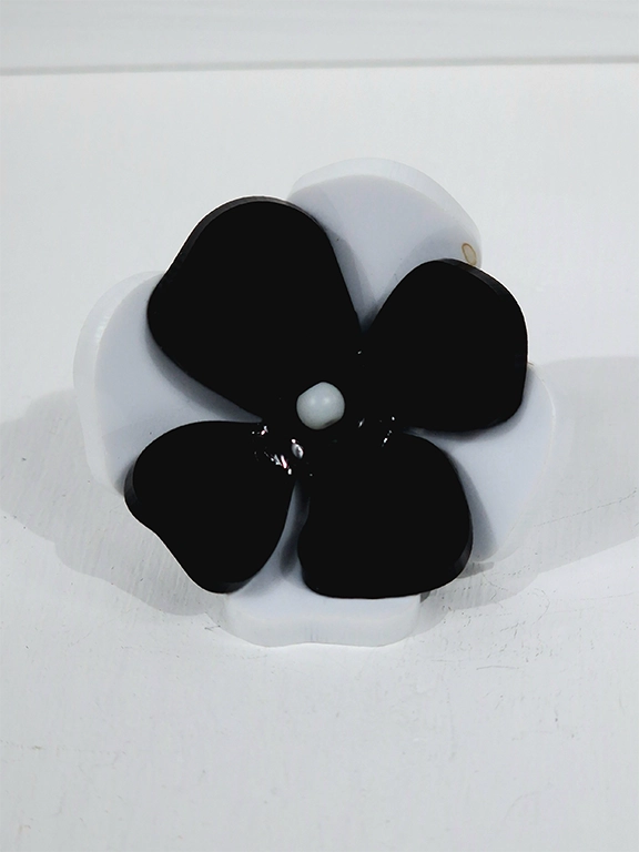 Χειροποίητα δαχτυλίδι λουλούδι 3D σε άσπρο και μαύρο χρώμα από plexi glass. Διαστασεις 6,4x4,8εκ.