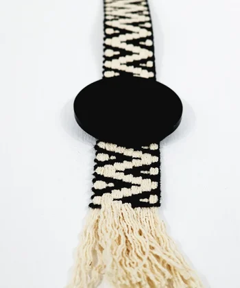 Χειροποίητα βραχιόλι bohemian twist σε μαύρο χρώμα από plexi glass με υφαντό ασπρόμαυρο ιμάντα. Μήκος ιμάντα 25εκ. Μέγεθος στοιχείου plexi glass 4x4x0.3εκ. Προσαρμοζόμενο κούμπωμα με τρουκ 2 θέσεων.