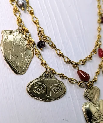 Alternative view of Διπλό κολιέ με χαραγμένα σύμβολα και ημιπολύτιμους λίθους