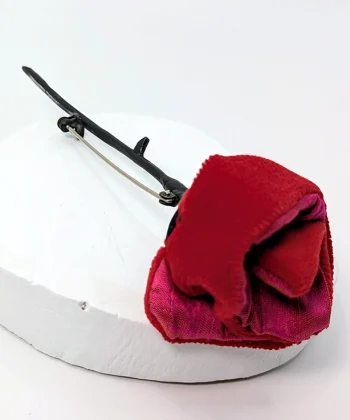 Χειροποίητη μεγάλη καρφίτσα από ορείχαλκο με επίχρυση χάραξη και με βελούδινο κόκκινο τριαντάφυλλο. Σχεδιάστρια Νεφέλη Καρυοφύλλη.