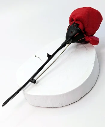 Χειροποίητη μεγάλη καρφίτσα από ορείχαλκο με επίχρυση χάραξη και με βελούδινο κόκκινο τριαντάφυλλο. Σχεδιάστρια Νεφέλη Καρυοφύλλη.