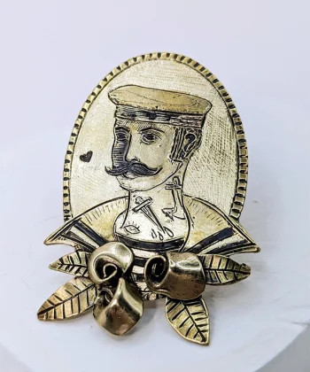 Χειροποίητη καρφίτσα από επιχρυσωμένο ορείχαλκο με χαραγμένο σχέδιο ναύτη και τρισδιάστατα λουλούδια.