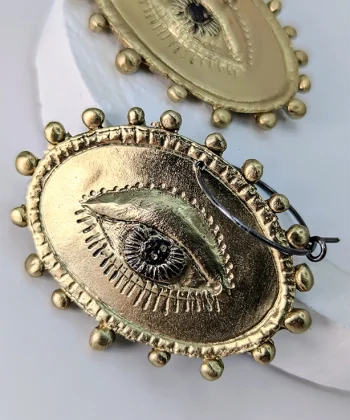 Χειροποίητα σκουλαρίκια από επιχρυσωμένο ορείχαλκο με χαραγμένο μάτι.