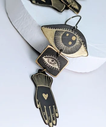 Χειροποίητα μακριά σκουλαρίκια από ορείχαλκο με επίχρυση χάραξη και χαραγμένα σύμβολα μάτι-χέρι