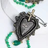 Χειροποίητα σκουλαρίκια από ορείχαλκο με επίχρυση χάραξη σε σχήμα τρισδιάστατη σκαλιστή καρδιά και κρεμαστούς πράσινους ημιπολύτιμους λίθους.
