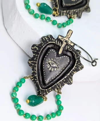 Χειροποίητα σκουλαρίκια από ορείχαλκο με επίχρυση χάραξη σε σχήμα τρισδιάστατη σκαλιστή καρδιά και κρεμαστούς πράσινους ημιπολύτιμους λίθους.