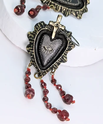 Χειροποίητα σκουλαρίκια από ορείχαλκο με επίχρυση χάραξη σε σχήμα τρισδιάστατη σκαλιστή καρδιά με κρεμαστούς κόκκινους ημιπολύτιμους λίθους.