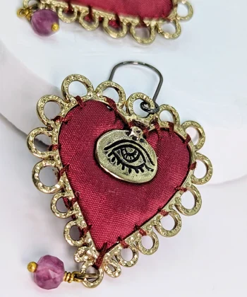 Χειροποίητα σκουλαρίκια σε κόκκινο χρώμα και σχήμα καρδιά. Από ύφασμα και λεπτομέρειες από επιχρυσωμένο ορείχαλκο.