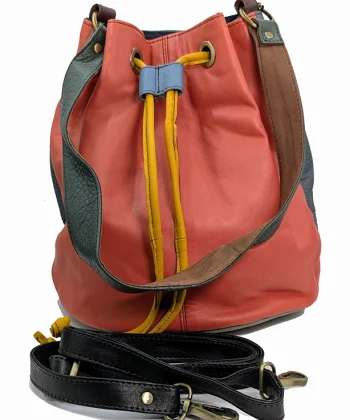 Χειροποίητη μεσαία τσάντα από 100% ανακυκλωμένο δέρμα σε αποχρώσεις του κόκκινου και γκρι. Με μαλακό δέρμα. Διαθέτει εσωτερική θήκη με φερμουάρ. Κλείσιμο με δερμάτινα κορδόνια. Ρυθμιζόμενο δερμάτινο λουράκι ώστε να μπορεί να φορεθεί ως ώμου και χιαστί. Διαστάσεις: 24 x 26 cm.