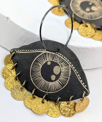 Χειροποίητα σκουλαρίκια από ορείχαλκο με επίχρυση χάραξη σε σχήμα μάτι και κρεμαστά χρυσά νομίσματα.