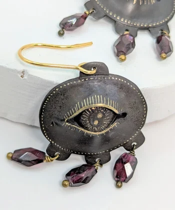 Χειροποίητα σκουλαρίκια από ορείχαλκο με επίχρυση χάραξη και σχήμα τρισδιάστατο σκαλιστό μάτι με κρεμαστούς ημιπολύτιμους λίθους.