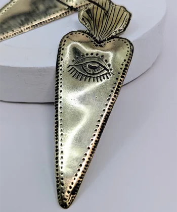 Χειροποίητα μακριά σκουλαρίκια από επιχρυσωμένο ορείχαλκο και σχήμα καρδιάς με χαραγμένο μάτι.