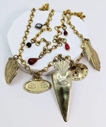 Χειροποίητο κολιέ από επιχρυσωμένο ορείχαλκο με χαραγμένα σύμβολα μάτι, χέρι, καρδιά και ημιπολύτιμους λίθους.