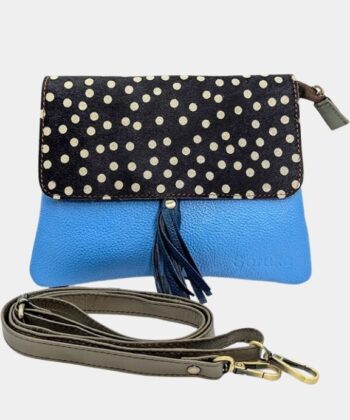 Χειροποίητη μεγάλη τσάντα ώμου από 100% ανακυκλωμένο δέρμα σε αποχρώσεις του μπλε με animal print. Με μαγνητικό κούμπωμα. Κλείνει με φερμουάρ και διαθέτει πίσω εξωτερική τσέπη με φερμουάρ. Με ρυθμιζόμενο δερμάτινο λουράκι για χρήση ώμου ή χιαστί. Διαστάσεις: 22 x 17 cm Σχεδιαστής Soruka.