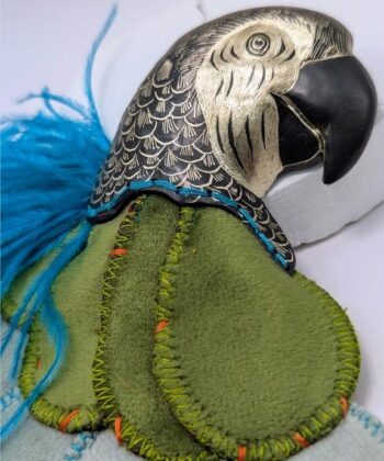 Χειροποίητη μεγάλη καρφίτσα με τρισδιάστο κεφάλι παπαγάλου από ορείχαλκο με επίχρυση χάραξη. Με υφάσματα σε πράσινες, γαλάζιες και πορτοκαλί αποχρώσεις. Σχεδιάστρια Νεφέλη Καρυοφύλλη.
