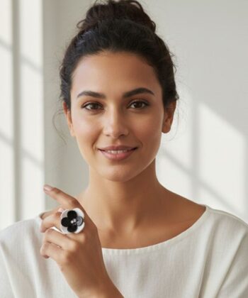 Alternative view of Δαχτυλίδι λουλούδι 3D άσπρο μάυρο plexi glass