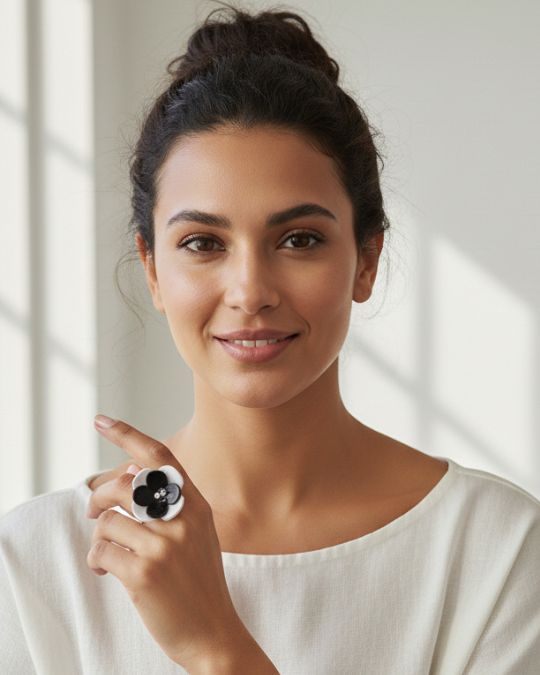 Δαχτυλίδι λουλούδι 3D άσπρο μάυρο plexi glass - Image 2