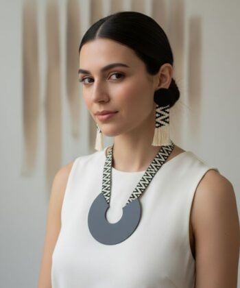 Alternative view of Κολιέ πέταλο μαύρο plexi glass