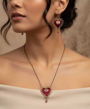 Alternative view of Κολιέ υφασμάτινη καρδιά σε κόκκινη απόχρωση