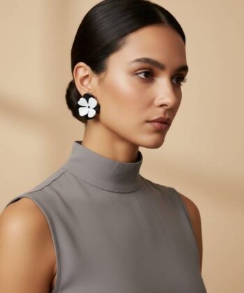 Alternative view of Σκουλαρίκια λουλούδι 3D ασπρο μαύρο plexi glass